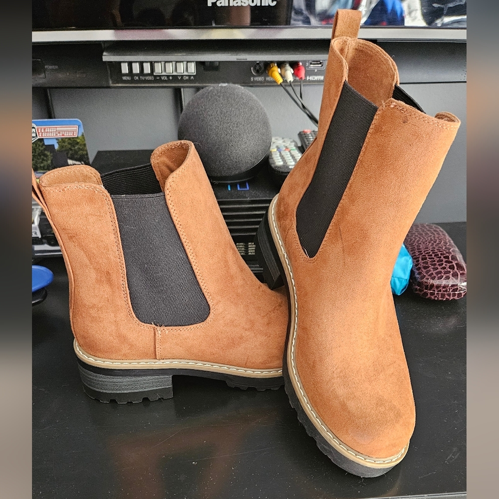 Chelsea brown boots
